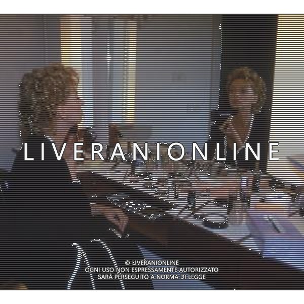 RETROSPETTIVA ENRICA BONACCORTI CONDUTTRICE TELEVISIVA NELLA FOTO CONDUTTRICE TELEVISIVA DI \'CUORI D\'ORO\' NELL\'ANNO 1995 AG ALDO LIVERANI SAS