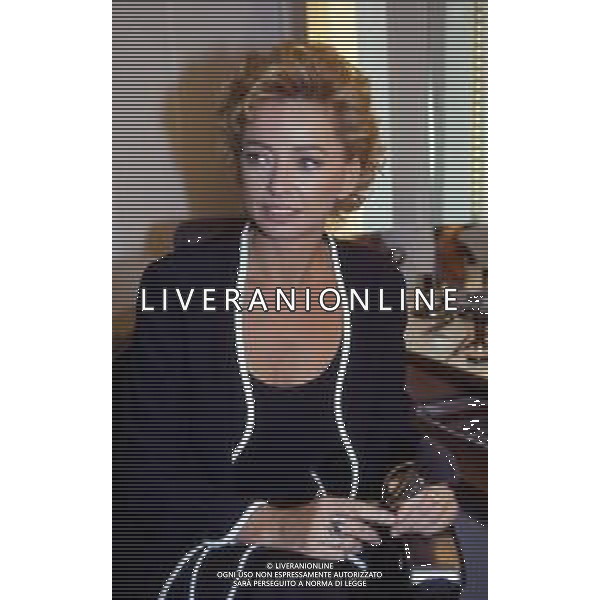 RETROSPETTIVA ENRICA BONACCORTI CONDUTTRICE TELEVISIVA NELLA FOTO CONDUTTRICE TELEVISIVA DI \'CUORI D\'ORO\' NELL\'ANNO 1995 AG ALDO LIVERANI SAS