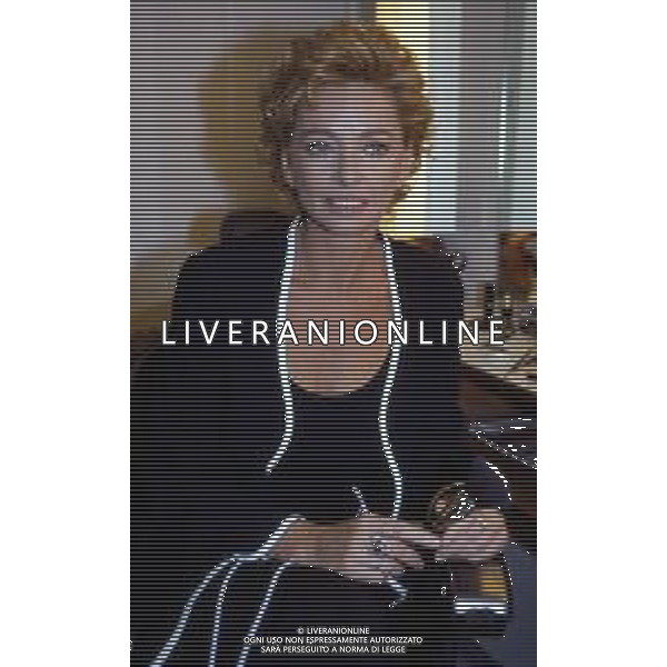 RETROSPETTIVA ENRICA BONACCORTI CONDUTTRICE TELEVISIVA NELLA FOTO CONDUTTRICE TELEVISIVA DI \'CUORI D\'ORO\' NELL\'ANNO 1995 AG ALDO LIVERANI SAS