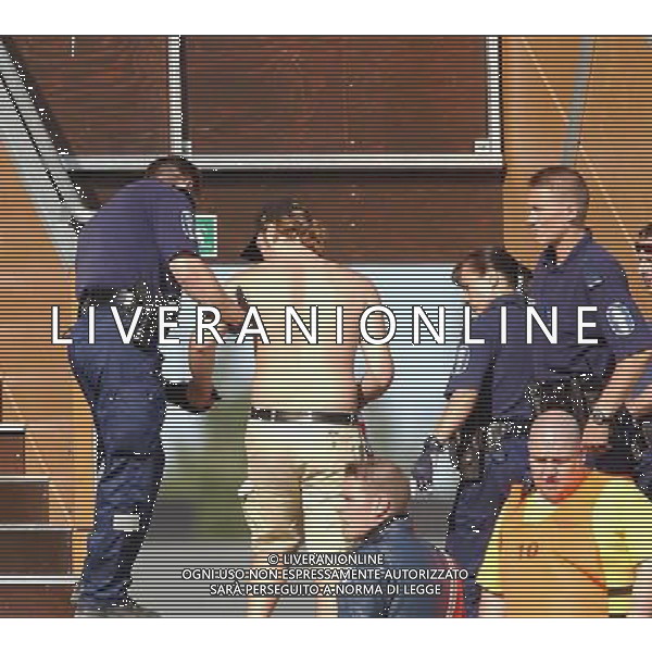 VANTAA (FINLANDIA) 26/07/2003 TERZO TURNO INTERTOTO ALLIANSSI-PERUGIA NELLA FOTO:LA POLIZIA PORTA VIA I TIFOSI DEL PERUGIA* FOTO 1905/ROBERTO SETTONCE/ALDO LIVERANI S.A.S.
