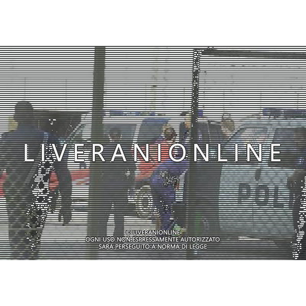 VANTAA (FINLANDIA) 26/07/2003 TERZO TURNO INTERTOTO ALLIANSSI-PERUGIA NELLA FOTO:I TIFOSI PERUGINI VENGONO CARICATI SUI CELLULARI DELLA POLIZIA* FOTO 1905/ROBERTO SETTONCE/ALDO LIVERANI S.A.S.