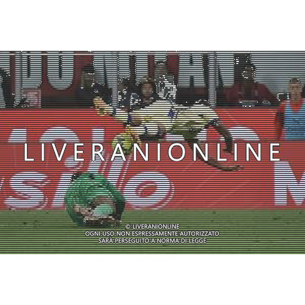 Mike Maignan (Milan) ferma Cyril Ngonge (Hellas Verona) lanciato a rete Milan vs Hellas Verona Milano 04-06-2023 Stadio Giuseppe Meazza - San Siro Campionato Serie A TIM - 38a giornata foto Roberto Garavaglia/ag. Aldo Liverani sas / AGENZIA ALDO LIVERANI SAS