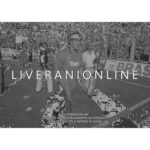 NEG- 15-06-1994 CREMONA SPAREGGIO PER LA PROMOZIONE IN SERIE A PADOVA-CESENA 2-1 NELLA FOTO GIUSEPPE GALDERISI A FINE GARA FESTEGGIA LA PROMOZIONE IN SERIE A AG ALDO LIVERANI SAS
