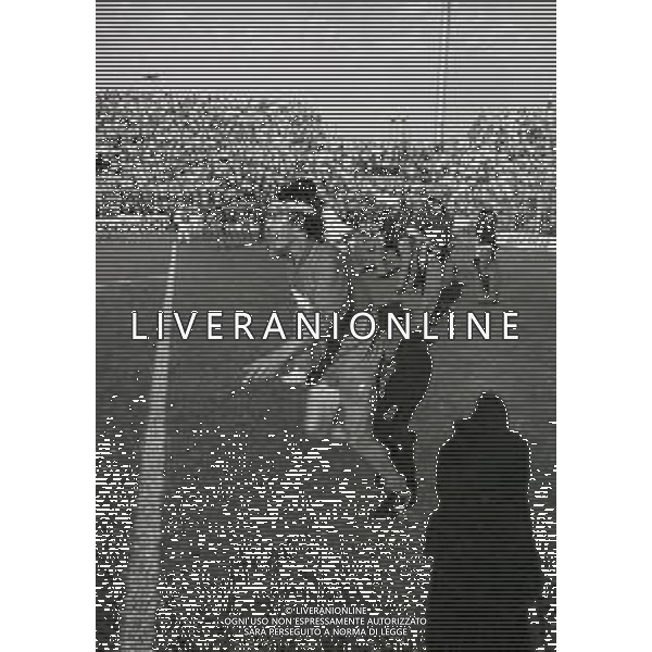 NEG- 15-06-1994 CREMONA SPAREGGIO PER LA PROMOZIONE IN SERIE A PADOVA-CESENA 2-1 NELLA FOTO GIUSEPPE GALDERISI A FINE GARA FESTEGGIA LA PROMOZIONE IN SERIE A AG ALDO LIVERANI SAS