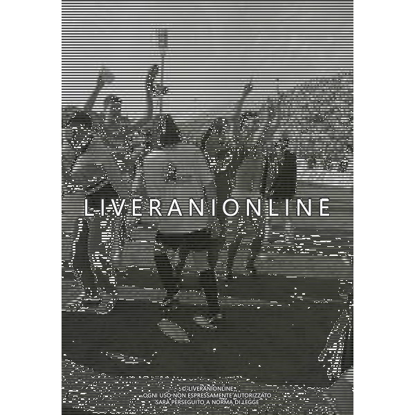 NEG- 15-06-1994 CREMONA SPAREGGIO PER LA PROMOZIONE IN SERIE A PADOVA-CESENA 2-1 NELLA FOTO GIUSEPPE GALDERISI A FINE GARA FESTEGGIA LA PROMOZIONE IN SERIE A AG ALDO LIVERANI SAS