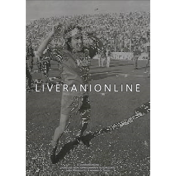 NEG- 15-06-1994 CREMONA SPAREGGIO PER LA PROMOZIONE IN SERIE A PADOVA-CESENA 2-1 NELLA FOTO GIUSEPPE GALDERISI A FINE GARA FESTEGGIA LA PROMOZIONE IN SERIE A AG ALDO LIVERANI SAS