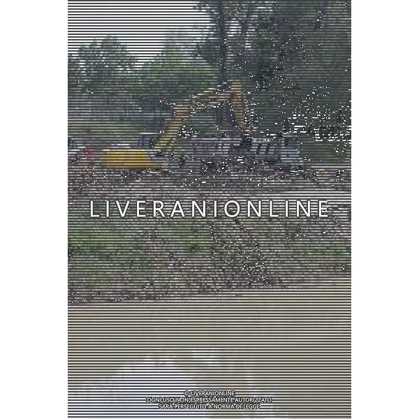 IMOLA 06 06 2023 FIUME SANTERNO NELLA FOTO PULIZIA DELL\'ARGINE DEL FIUME SANTERNO DAI TRONCHI DEGLI ALBERI CADUTI DURANTE L\'ALLUVIONE ©SANNA / AGENZIA ALDO LIVERANI SAS
