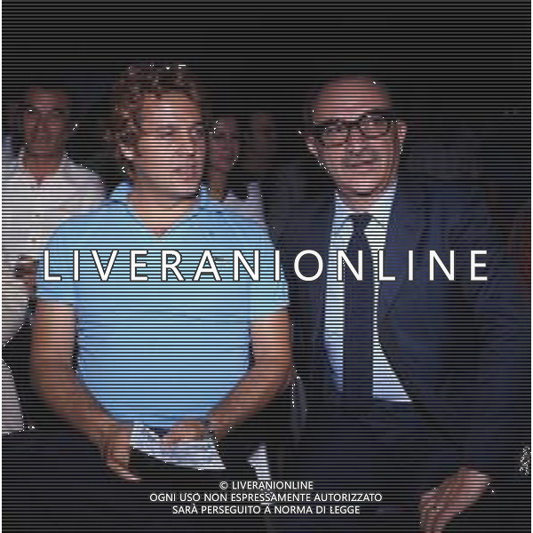 Col-RETROSPETTIVA RENATO POZZETTO ATTORE E CANTANTE NELLA FOTO CON IL REGISTA ALBERTO LATTUADA A VENEZIA NELL\'ANNO 1975 AG ALDO LIVERANI SAS