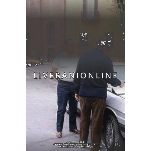 DIAP- RETROSPETTIVA RENATO POZZETTO ATTORE NELLA FOTO SUL SET DURANTE LE RIPRESE DEL FILM “CULO E CAMICIA“ REGIA DI PASQUALE FESTA CAMPANILE, A MILANO NELL\'ANNO 1981 AG ALDO LIVERANI SAS