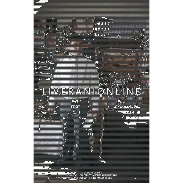 DIAP-RETROSPETIVA RENATO POZZETTO ATTORE E CANTANTE NELLA FOTO RENATO POZZETTO SUL SET DEL FILM“LUNA DI MIELE IN TRE“ AG ALDO LIVERANI SAS