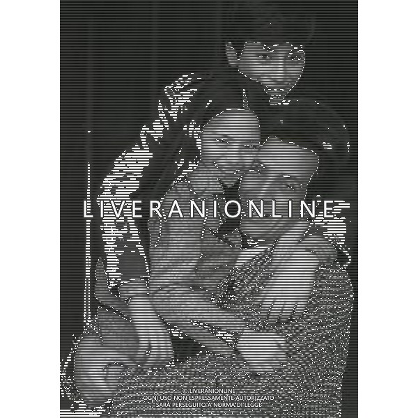 NEG-RETROSPETTIVA LUIGI VANNUCCHI ATTORE NELLA FOTO LUIGI VANNUCCHI A ROMA NELL\'ANNO 1968 CON LA FAMIGLIA FOTO PASCUTTINI-AG ALDO LIVERANI SAS 