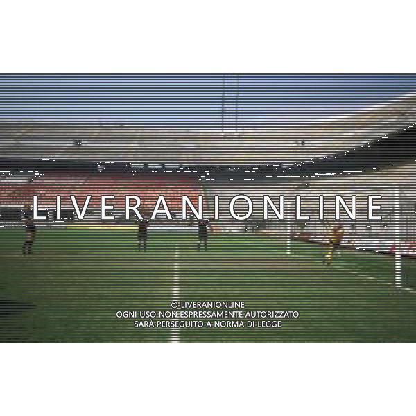 Dia- RETROSPETTIVA RENATO POZZETTO ATTORE NELLA FOTO DURANTE LE RIPRESE DEL FILM “IL VOLATORE DI AQUILONI“ CON KARL HEINZ RUMMENIGGE ALLO STADIO MEAZZA DI SAN SIRO A MILANO NELL\'ANNO 1984 AG ALDO LIVERANI SAS