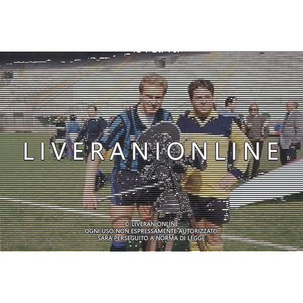 Dia- RETROSPETTIVA RENATO POZZETTO ATTORE NELLA FOTO DURANTE LE RIPRESE DEL FILM “IL VOLATORE DI AQUILONI“ CON KARL HEINZ RUMMENIGGE ALLO STADIO MEAZZA DI SAN SIRO A MILANO NELL\'ANNO 1984 AG ALDO LIVERANI SAS