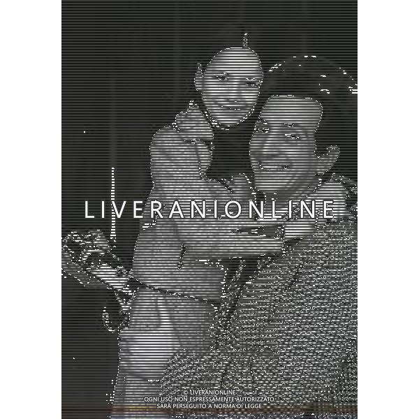 NEG-RETROSPETTIVA LUIGI VANNUCCHI ATTORE NELLA FOTO LUIGI VANNUCCHI A ROMA NELL\'ANNO 1968 CON LA FAMIGLIA FOTO PASCUTTINI-AG ALDO LIVERANI SAS 