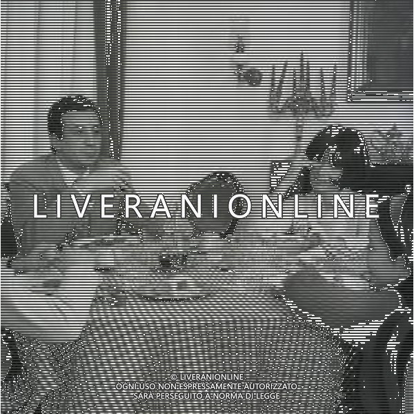 NEG-RETROSPETTIVA LUIGI VANNUCCHI ATTORE NELLA FOTO LUIGI VANNUCCHI A ROMA NELL\'ANNO 1968 CON LA FAMIGLIA FOTO PASCUTTINI-AG ALDO LIVERANI SAS 
