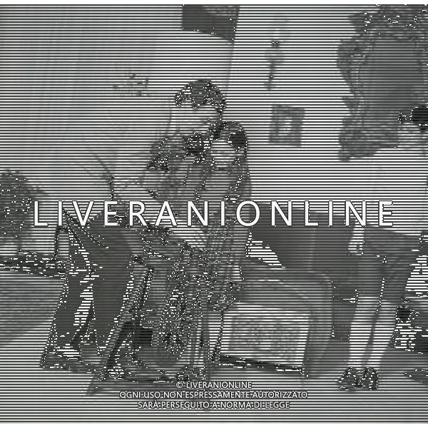 NEG-RETROSPETTIVA LUIGI VANNUCCHI ATTORE NELLA FOTO LUIGI VANNUCCHI A ROMA NELL\'ANNO 1968 CON LA FAMIGLIA FOTO PASCUTTINI-AG ALDO LIVERANI SAS 