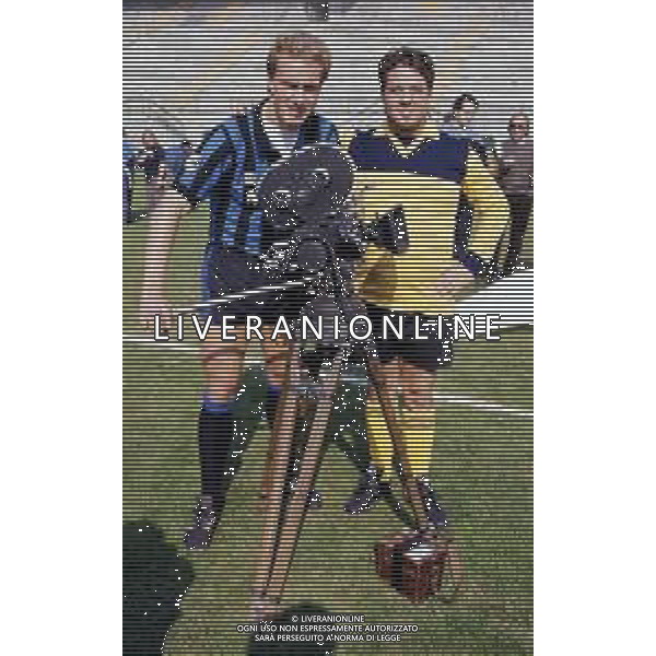 Dia- RETROSPETTIVA RENATO POZZETTO ATTORE NELLA FOTO CON KARL HEINZ RUMMENIGGE DURANTE LE RIPRESE DEL FILM “IL VOLATORE DI AQUILONI“ ALLO STADIO MEAZZA DI SAN SIRO A MILANO NELL\'ANNO 1984 AG ALDO LIVERANI SAS