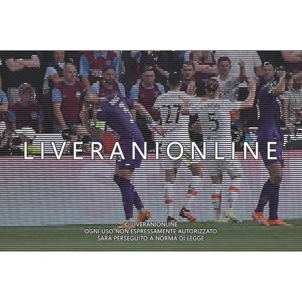 TVRG Cristiano Biraghi (Fiorentina) colpito alla testa da un oggetto lanciato dai tifosi West Ham United Fiorentina vs West Ham United Praga (CZE) 07-06-2023 Eden Arena Finale UEFA Conference League foto Roberto Garavaglia/ag. Aldo Liverani sas/AGENZIA ALDO LIVERANI SAS