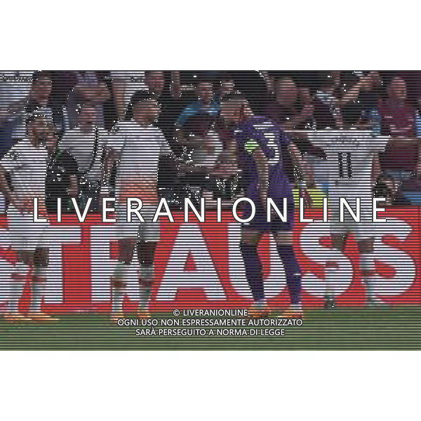 TVRG Cristiano Biraghi (Fiorentina) colpito alla testa da un oggetto lanciato dai tifosi West Ham United Fiorentina vs West Ham United Praga (CZE) 07-06-2023 Eden Arena Finale UEFA Conference League foto Roberto Garavaglia/ag. Aldo Liverani sas/AGENZIA ALDO LIVERANI SAS