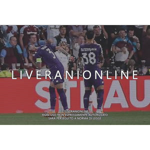 TVRG Cristiano Biraghi (Fiorentina) colpito alla testa da un oggetto lanciato dai tifosi West Ham United Fiorentina vs West Ham United Praga (CZE) 07-06-2023 Eden Arena Finale UEFA Conference League foto Roberto Garavaglia/ag. Aldo Liverani sas/AGENZIA ALDO LIVERANI SAS