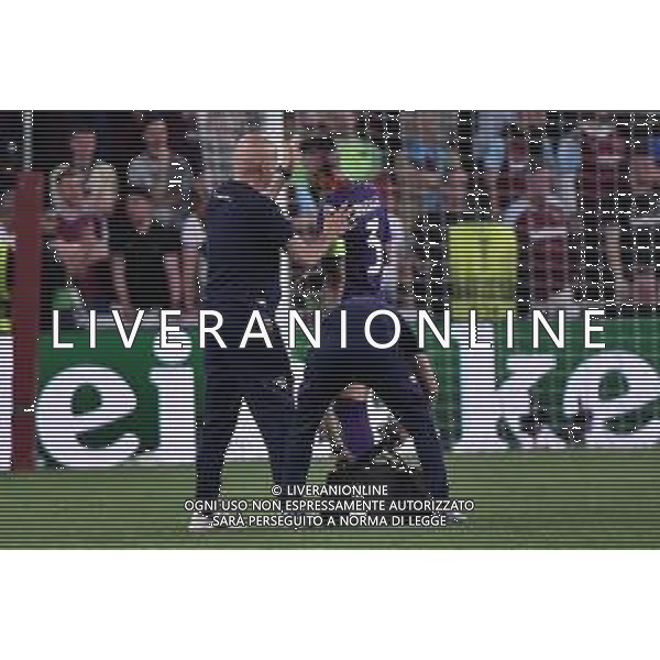 TVRG Cristiano Biraghi (Fiorentina) colpito alla testa da un oggetto lanciato dai tifosi West Ham United Fiorentina vs West Ham United Praga (CZE) 07-06-2023 Eden Arena Finale UEFA Conference League foto Roberto Garavaglia/ag. Aldo Liverani sas/AGENZIA ALDO LIVERANI SAS