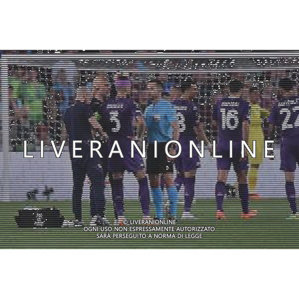 TVRG Cristiano Biraghi (Fiorentina) colpito alla testa da un oggetto lanciato dai tifosi West Ham United Fiorentina vs West Ham United Praga (CZE) 07-06-2023 Eden Arena Finale UEFA Conference League foto Roberto Garavaglia/ag. Aldo Liverani sas/AGENZIA ALDO LIVERANI SAS