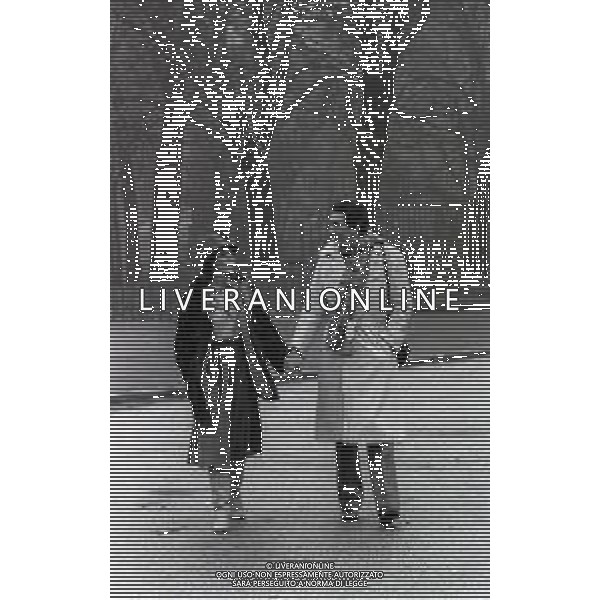 DIAP-COL-RETROSPETTIVA LUIGI VANNUCCHI ATTORE NELLA FOTO LUIGI VANNUCCHI CON LA FIGLIA SABINA A MILANO CASTELLO SFORZESCO NELL\'ANNO 1978 AG ALDO LIVERANI SAS