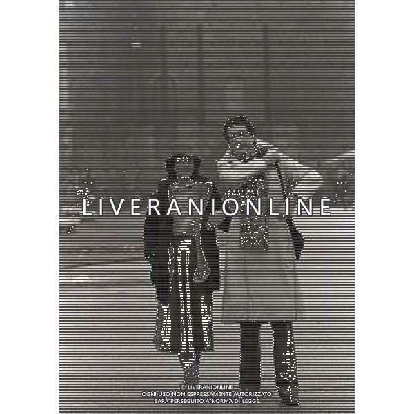 DIAP-COL-RETROSPETTIVA LUIGI VANNUCCHI ATTORE NELLA FOTO LUIGI VANNUCCHI CON LA FIGLIA SABINA A MILANO CASTELLO SFORZESCO NELL\'ANNO 1978 AG ALDO LIVERANI SAS