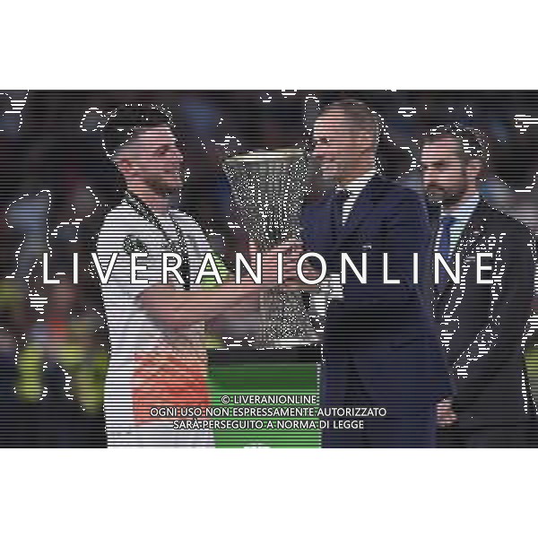 TVRG Declan Rice (West Ham United) SX riceve da Aleksander Ceferin presidente UEFA DX il trofeo della UEFA Conference League Fiorentina vs West Ham United Praga (CZE) 07-06-2023 Eden Arena Finale UEFA Conference League foto Roberto Garavaglia/ag. Aldo Liverani sas/AGENZIA ALDO LIVERANI SAS