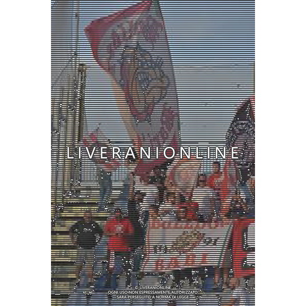 8-6-2023. Cagliari Calcio-SSC Bari. Gara andata finale play off BKT 2022/2023, stadio Unipol Domus Cagliari. Foto Salvatore Moi/Aldo Liverani s.a.s. Nella foto: Tifosi del SSC Bari in trasferta, nel settore ospiti dello stadio Unipol Domus di Cagliari. ©MOI SALVATORE / AGENZIA ALDO LIVERANI SAS