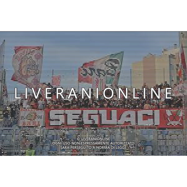 8-6-2023. Cagliari Calcio-SSC Bari. Gara andata finale play off BKT 2022/2023, stadio Unipol Domus Cagliari. Foto Salvatore Moi/Aldo Liverani s.a.s. Nella foto: Tifosi del SSC Bari in trasferta, nel settore ospiti dello stadio Unipol Domus di Cagliari. ©MOI SALVATORE / AGENZIA ALDO LIVERANI SAS