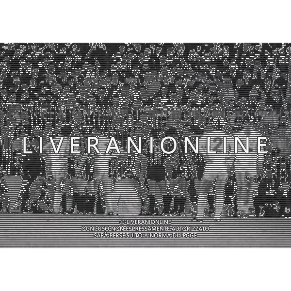 NEG-24-04-1985 MADRID SEMIFINALE DI RITORNO COPPA UEFA REAL MADRID-INTER 3-0 NELLA FOTO GIUSEPPE BERGOMI COLPITO DA UNA BIGLIA LANCIATA DA UN TIFOSO IN CAMPO AG ALDO LIVERANI SAS