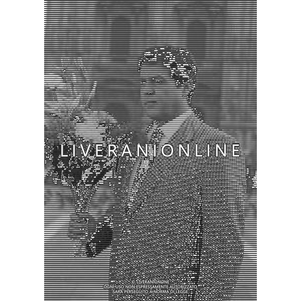 Neg- RETROSPETTIVA RENATO POZZETTO ATTORE NELLA FOTO SUL SET DEL FILM “IL RAGAZZO DI CAMPAGNA“ IN PIAZZA DUOMO A MILANO NELL\'ANNO 1984 AG ALDO LIVERANI SAS