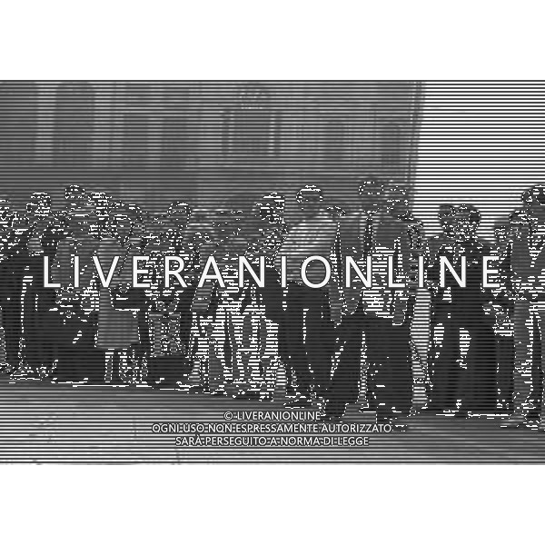 Neg- RETROSPETTIVA RENATO POZZETTO ATTORE NELLA FOTO SUL SET DEL FILM “IL RAGAZZO DI CAMPAGNA“ IN PIAZZA DUOMO A MILANO NELL\'ANNO 1984 AG ALDO LIVERANI SAS