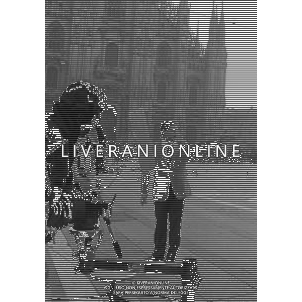 Neg- RETROSPETTIVA RENATO POZZETTO ATTORE NELLA FOTO SUL SET DEL FILM “IL RAGAZZO DI CAMPAGNA“ IN PIAZZA DUOMO A MILANO NELL\'ANNO 1984 AG ALDO LIVERANI SAS