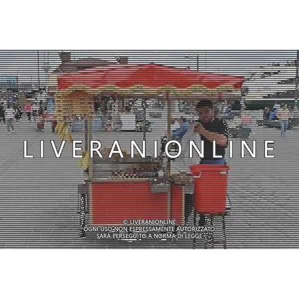 TVRG Istanbul nella foto un venditore di pannocchie abrustolite nei pressi del Bosforo Istanbul (TUR) 09-06-2023 Vedute delle diverse zone della citta\' foto Roberto Garavaglia/ag. Aldo Liverani sas