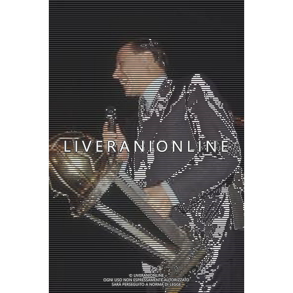 Dia- SILVIO BERLUSCONI CON LA COPPA INTERCONTINENTALE VINTA DAL MILAN NELLA FOTO AL SUO ARRIVO ALL\'AEROPORTO DI LINATE MILANO IL 17.12.1989 AG ALDO LIVERANI SAS