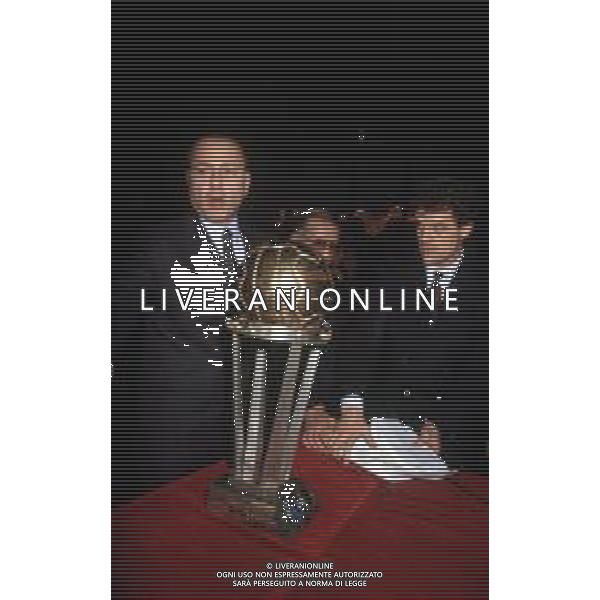 Dia- SILVIO BERLUSCONI CON LA COPPA INTERCONTINENTALE VINTA DAL MILAN NELLA FOTO AL SUO ARRIVO ALL\'AEROPORTO DI LINATE MILANO IL 17.12.1989 AG ALDO LIVERANI SAS