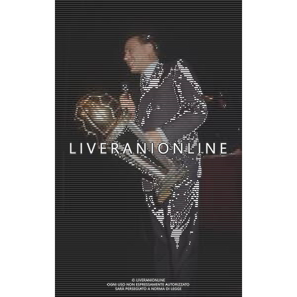 Dia- SILVIO BERLUSCONI CON LA COPPA INTERCONTINENTALE VINTA DAL MILAN NELLA FOTO AL SUO ARRIVO ALL\'AEROPORTO DI LINATE MILANO IL 17.12.1989 AG ALDO LIVERANI SAS
