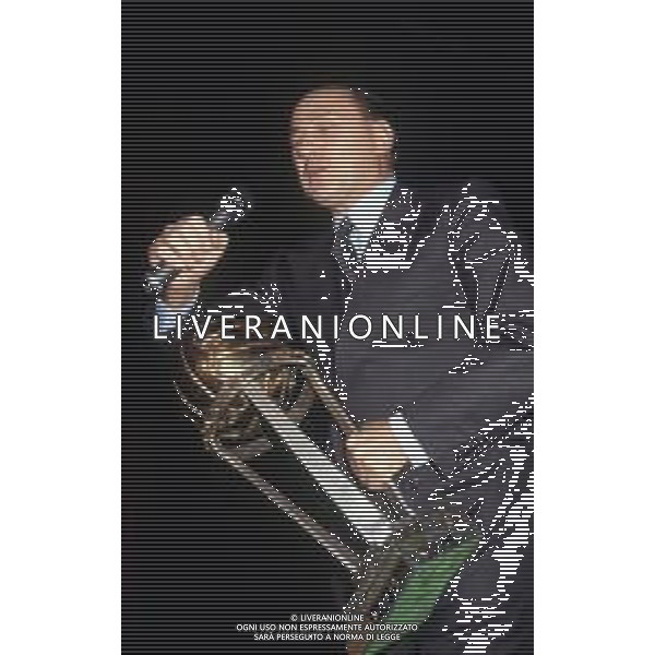 Dia- SILVIO BERLUSCONI CON LA COPPA INTERCONTINENTALE VINTA DAL MILAN NELLA FOTO AL SUO ARRIVO ALL\'AEROPORTO DI LINATE MILANO IL 17.12.1989 AG ALDO LIVERANI SAS