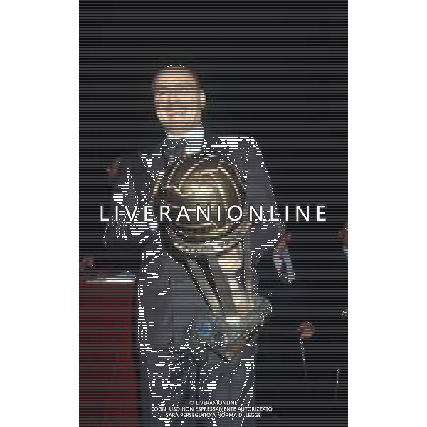 Dia- SILVIO BERLUSCONI CON LA COPPA INTERCONTINENTALE VINTA DAL MILAN NELLA FOTO AL SUO ARRIVO ALL\'AEROPORTO DI LINATE MILANO IL 17.12.1989 AG ALDO LIVERANI SAS
