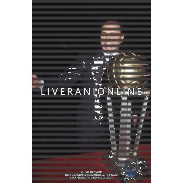Dia- SILVIO BERLUSCONI CON LA COPPA INTERCONTINENTALE VINTA DAL MILAN NELLA FOTO AL SUO ARRIVO ALL\'AEROPORTO DI LINATE MILANO IL 17.12.1989 AG ALDO LIVERANI SAS