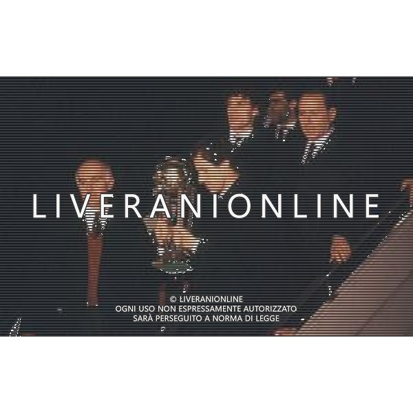 Dia- SILVIO BERLUSCONI CON LA COPPA INTERCONTINENTALE VINTA DAL MILAN NELLA FOTO AL SUO ARRIVO ALL\'AEROPORTO DI LINATE MILANO IL 17.12.1989 CON ARRIGO SACCHI, FRANCO BARESI E ROBERTO DONADONI AG ALDO LIVERANI SAS