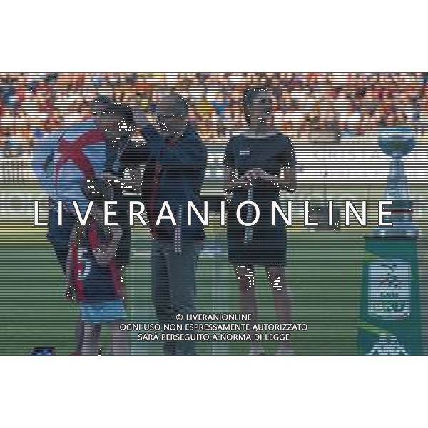 12-6-2023-Il Cagliari Calcio allo stadio Unipol Domus di Cagliari, riceve la coppa Nexus, assegnata ai vincitori dei play off Btk 2022/2023 e promossi in serie A, dopo avere battuto il SSC Bari il giorno 11/6/2023 nella finalissima. Foto Salvatore Moi/Aldo Liverani s.a.s. Nella foto: premiato Gianluca Lapdula Cagliari da Paolo Truzzu sindaco di Cagliari