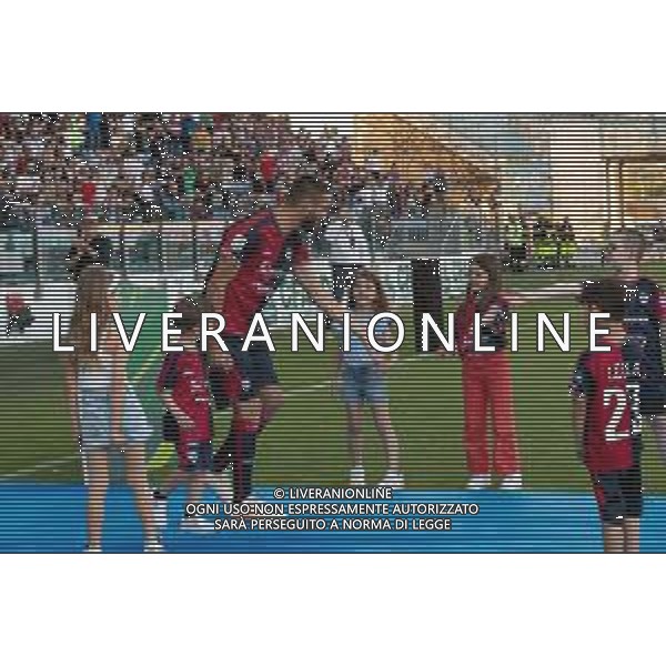 12-6-2023-Il Cagliari Calcio allo stadio Unipol Domus di Cagliari, riceve la coppa Nexus, assegnata ai vincitori dei play off Btk 2022/2023 e promossi in serie A, dopo avere battuto il SSC Bari il giorno 11/6/2023 nella finalissima. Foto Salvatore Moi/Aldo Liverani s.a.s. Nella foto: Leonardo Pavoletti e figli