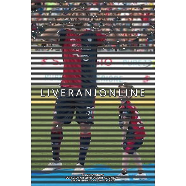 12-6-2023-Il Cagliari Calcio allo stadio Unipol Domus di Cagliari, riceve la coppa Nexus, assegnata ai vincitori dei play off Btk 2022/2023 e promossi in serie A, dopo avere battuto il SSC Bari il giorno 11/6/2023 nella finalissima. Foto Salvatore Moi/Aldo Liverani s.a.s. Nella foto: Leonardo pavoletti e figlio