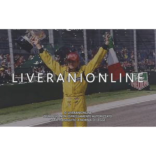 RETROSPETTIVA GINACRLO FISICHELLA PILOTA F1 NELLA FOTO GIANCARLO FISICHELLA AL GP DI SAN MARINO IL 20-04-2003 CON LA JORDAN EJ13 CON LA COPPA DEL VINCITORE DEL GP DEL BRASILE DOPO LO SCAMBIO CON KIMMI RAIKKONEN FOTO DANILO RECALCATI-AG ALDO LIVERANI SAS