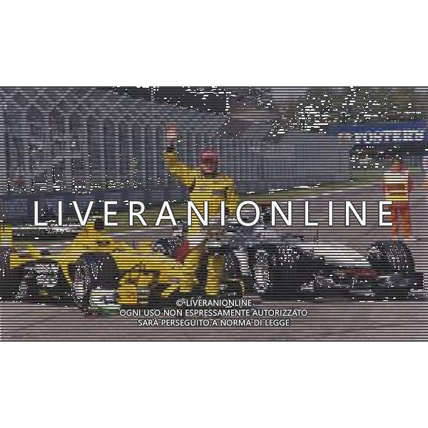 RETROSPETTIVA GINACRLO FISICHELLA PILOTA F1 NELLA FOTO GIANCARLO FISICHELLA AL GP DI SAN MARINO IL 20-04-2003 CON LA JORDAN EJ13 CON LA COPPA DEL VINCITORE DEL GP DEL BRASILE DOPO LO SCAMBIO CON KIMMI RAIKKONEN FOTO DANILO RECALCATI-AG ALDO LIVERANI SAS