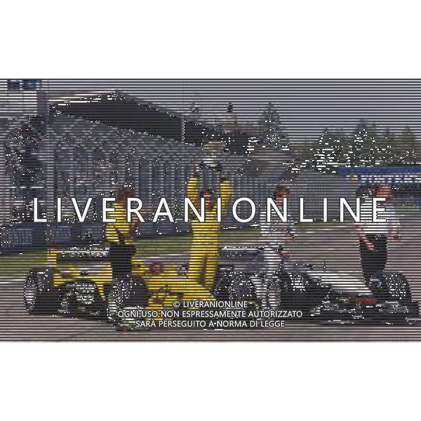 RETROSPETTIVA GINACRLO FISICHELLA PILOTA F1 NELLA FOTO GIANCARLO FISICHELLA AL GP DI SAN MARINO IL 20-04-2003 CON LA JORDAN EJ13 CON LA COPPA DEL VINCITORE DEL GP DEL BRASILE DOPO LO SCAMBIO CON KIMMI RAIKKONEN FOTO DANILO RECALCATI-AG ALDO LIVERANI SAS