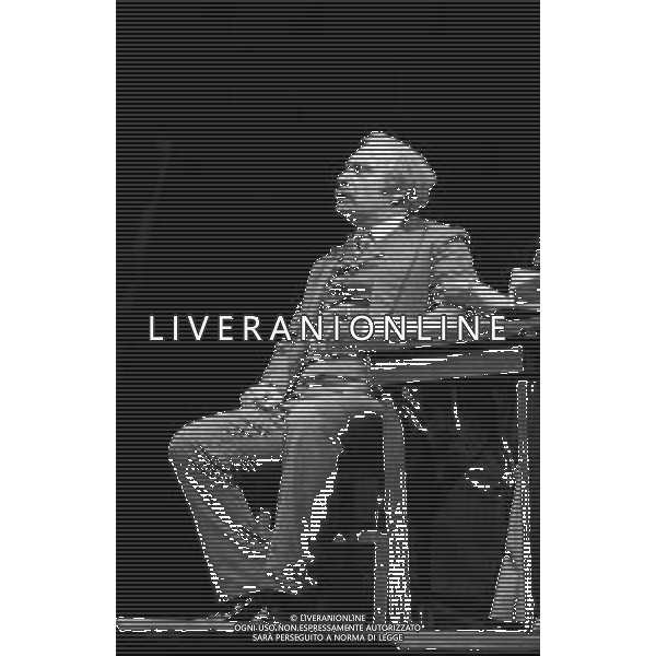 NEG-RETROSPETTIVA TURI FERRO ATTORE NELLA FOTO TURI FERRO A TEATRO NELL\'ANNO 1979 AG ALDO LIVERANI SAS
